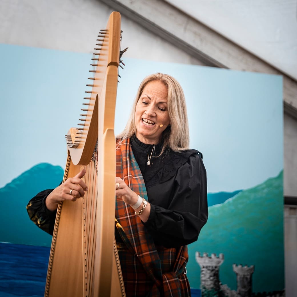 Newsletter no. 27 Thy le Chateau Harpist Inge Frimout